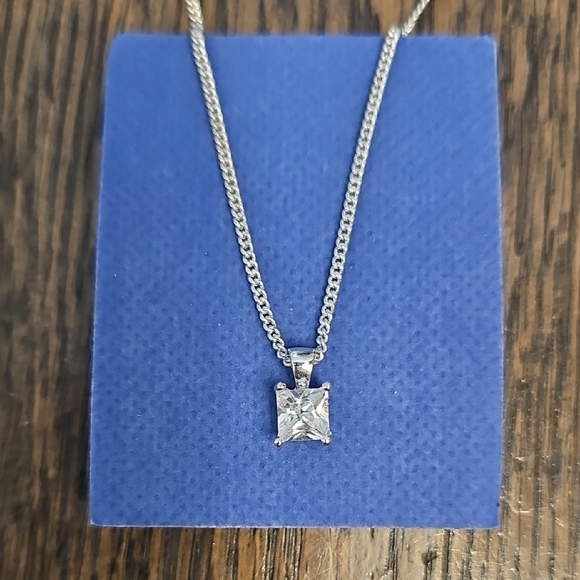 Jewelry - Elegant Silver Necklace with Clear Gemstone